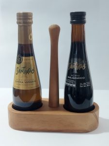 Alcuza de madera, aceite de oliva y aceto Balsámico Santiago.